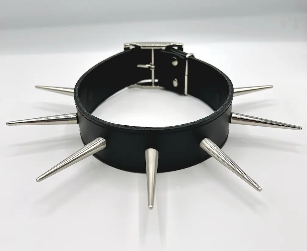 Vollansicht von Spitznietenhalsband aus schwarzem Echtleder mit 55 mm langen Nieten pm-bodyleather.de