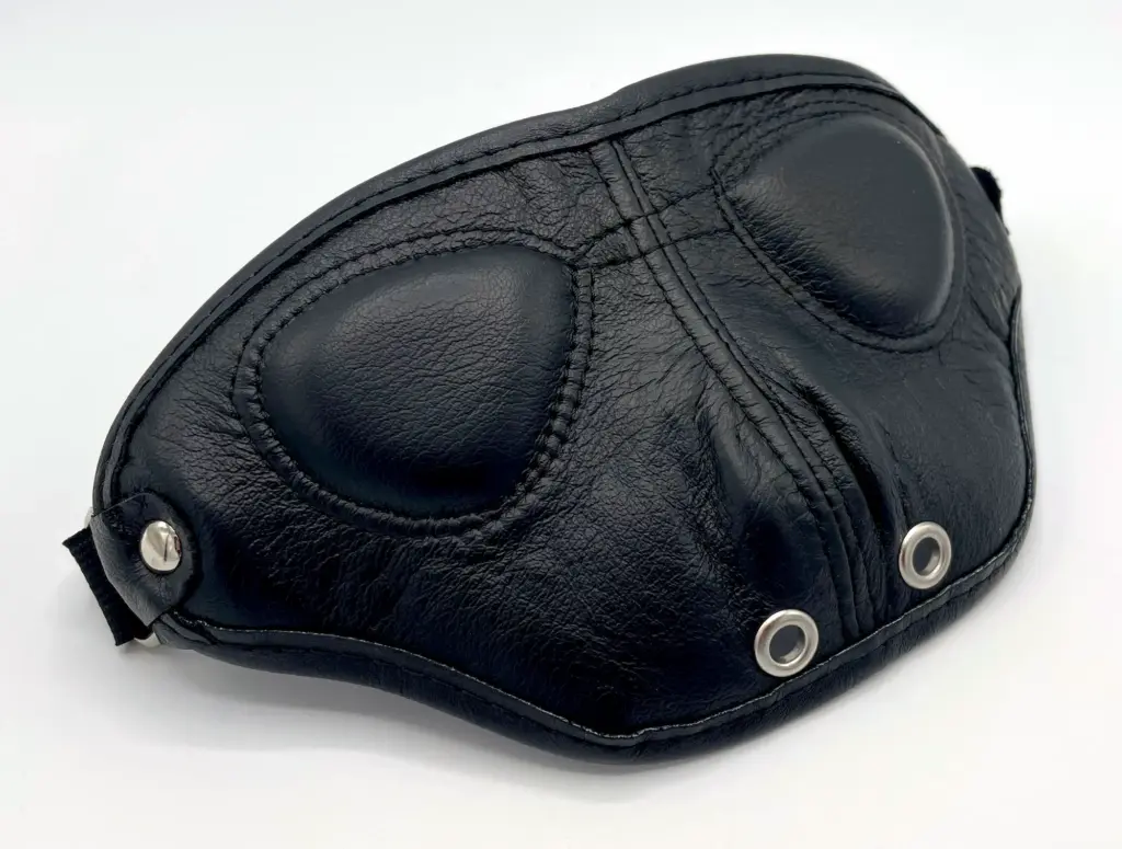 Gesichts-Maske mit Atemösen Productshot aus Echtleder