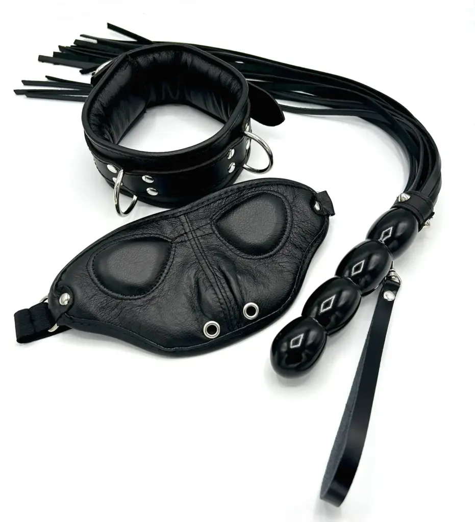 Schwarzes Lederset aus Augenmaske, LEderpeitsche und Halsband aus Echtlder pm-bodyleather.de